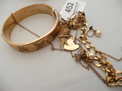 Lot 452 - A quantity of 9 carat gold jewellery including an owl brooch, necklace, bangle, locket, etc