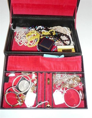 Lot 551 - A jewellery box containing assorted gold, silver and costume jewellery