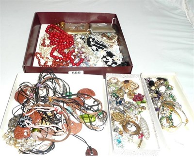 Lot 556 - Quantity of costume jewellery