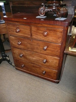 Lot 652 - Victorian four drawer chest of drawers