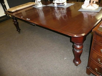 Lot 663 - Victorian mahogany extending dining table and two leaves