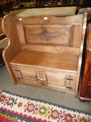 Lot 665 - A modern oak settle