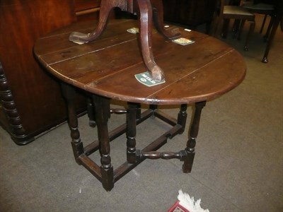 Lot 709 - An early 18th century small oak gateleg table