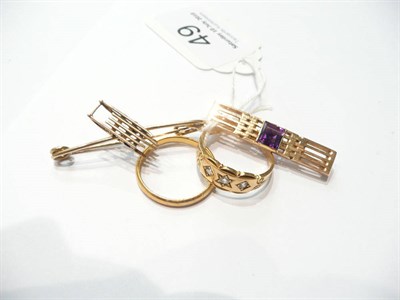 Lot 49 - A 22ct gold band ring, two brooches and an 18ct gold ring