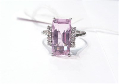 Lot 76 - An 18ct white kunzite and diamond ring