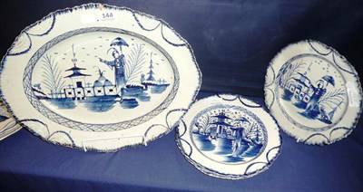 Lot 144 - An 18th century oval pearlware meat dish and four plates