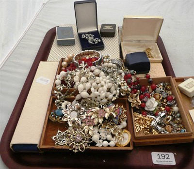 Lot 192 - A quantity of costume jewellery