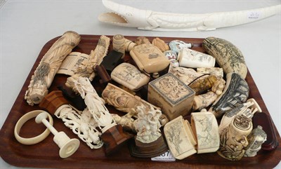 Lot 267 - A tray of assorted bone pieces, figures, etc