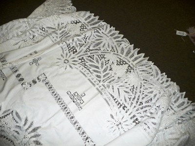 Lot 308 - A late Victorian/Edwardian cut and drawn-thread work white linen table cloth