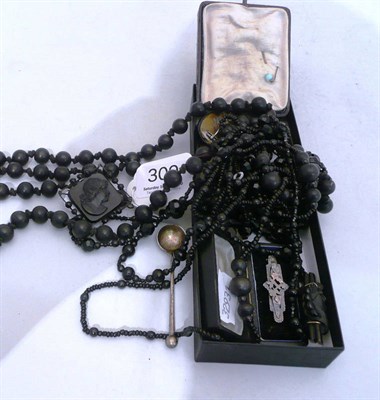 Lot 309 - A small quantity of jet and mourning jewellery