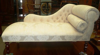 Lot 396 - A reproduction  bedroom chaise longue