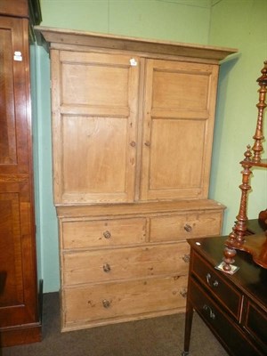 Lot 488 - A pine linen chest