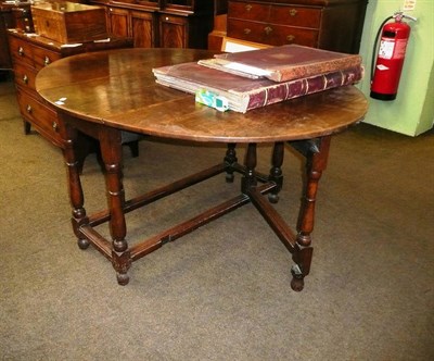 Lot 493 - An oak gateleg table