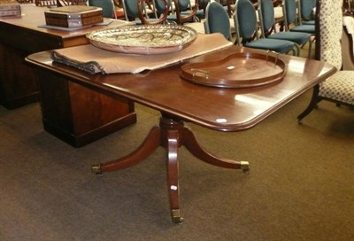 Lot 513 - Mahogany pedestal breakfast table