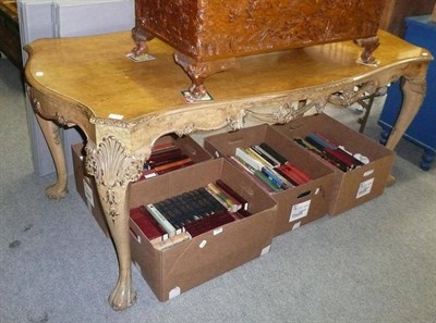 Lot 592 - A 1920's walnut dining table