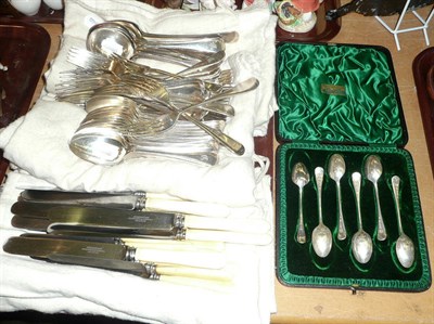 Lot 40 - Quantity of silver plated cutlery and a set of tea spoons