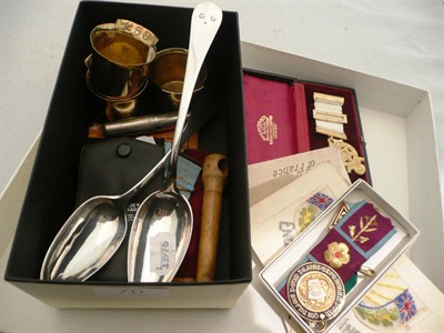 Lot 70 - Assorted Masonic jewels, two large white metal tablespoons, souvenir silk war cards,...