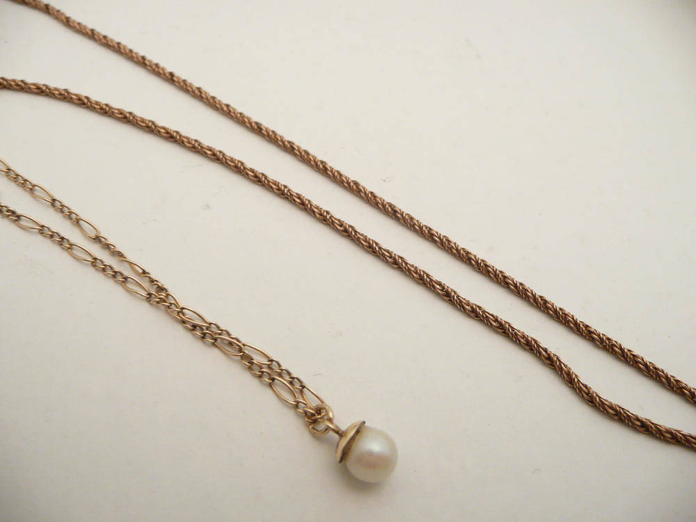 Lot 84 - A rope-twist chain and a cultured pearl pendant on a fine chain