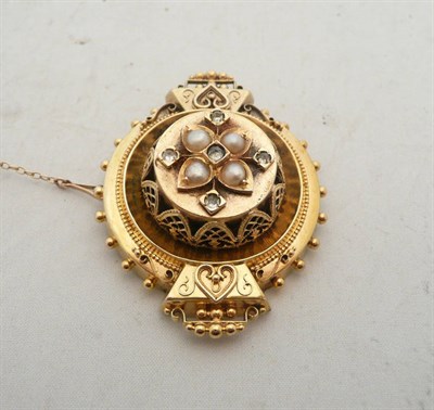 Lot 185 - Victorian gold metal pearl brooch