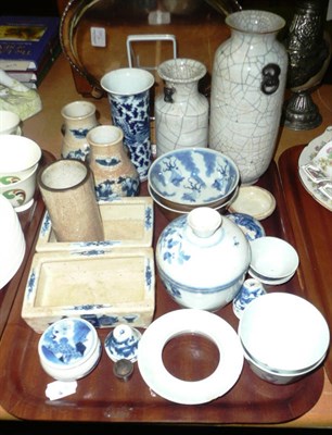 Lot 305 - A tray of Oriental blue and white ceramics