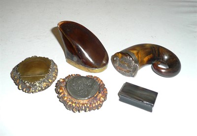 Lot 313 - Five various snuff boxes, two antler, two horn and one hoof