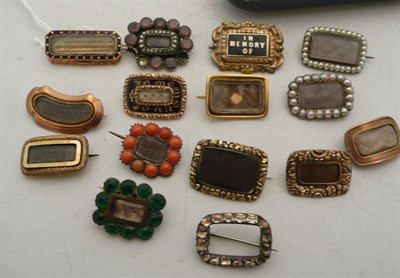 Lot 316 - Fifteen assorted memoriam brooches