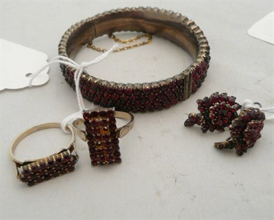 Lot 321 - Garnet jewellery including a bangle (a.f.), a ring, a pair of earrings and another ring (a.f.)