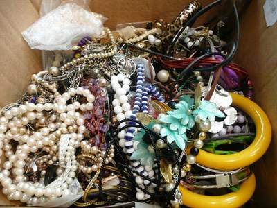 Lot 359 - A box of assorted costume jewellery