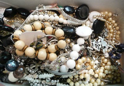 Lot 364 - A box of assorted costume jewellery