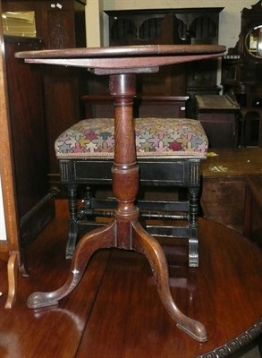 Lot 511 - An 18th century oak wine table