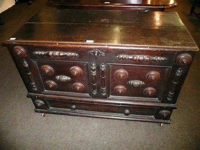 Lot 527 - Oak mule chest