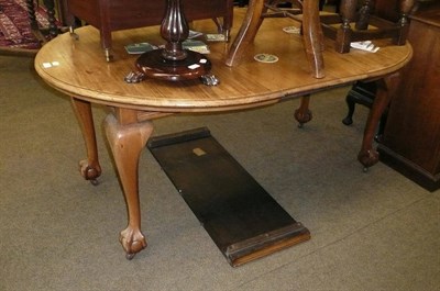 Lot 607 - Walnut oval telescopic wind-out dining table