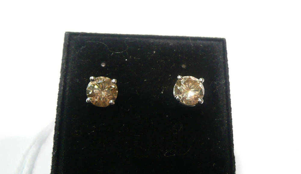 Lot 73 - A pair of diamond solitaire stud earrings, 1.00 carat approximately