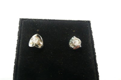 Lot 87 - A pair of diamond solitaire stud earrings