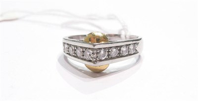 Lot 173 - A diamond set ring