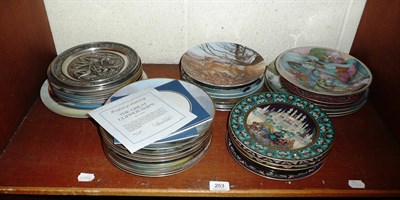 Lot 253 - A shelf of collectors plates