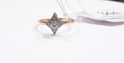 Lot 344 - A diamond dress ring