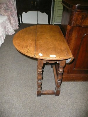 Lot 422 - Small oak gateleg table