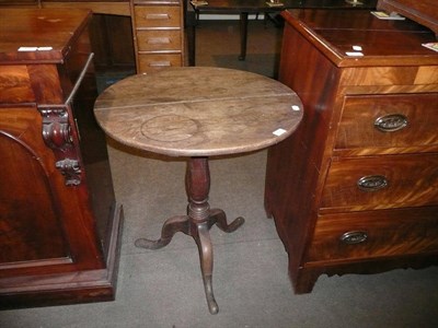 Lot 427 - An oak tripod table and a walnut coal purdonium