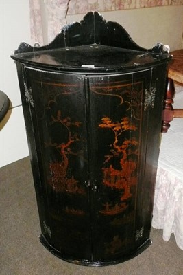 Lot 499 - An 18th century black japanned hanging corner cupboard