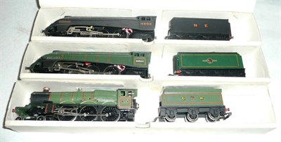 Lot 1011 - Three Boxed Wrenn 'OO' Gauge Tender Locomotives:-4-6-0 'Devizes Castle' No.7002, in green GW...