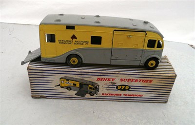 Lot 1249 - A Boxed Dinky Supertoys Racehorse Transport Vehicle No.979, in grey and lemon-yellow, with...