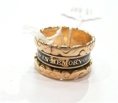 Lot 358 - An 18ct gold mourning ring