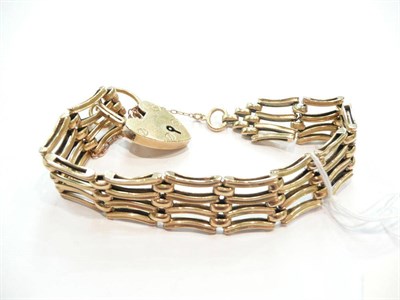 Lot 410 - A 9ct gold gate bracelet