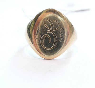 Lot 426 - An 18ct gold signet ring engraved with 'E'