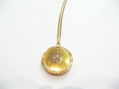 Lot 430 - A diamond set circular locket on a 9ct gold chain