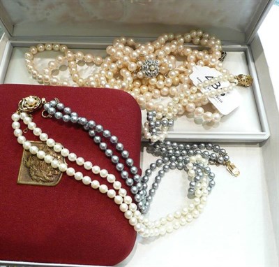 Lot 436 - A cultured pearl necklace and assorted simulated pearl jewellery