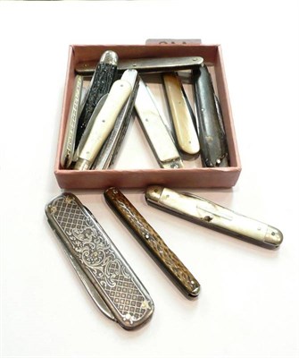 Lot 448 - A collection of pen knives (some with silver blades)