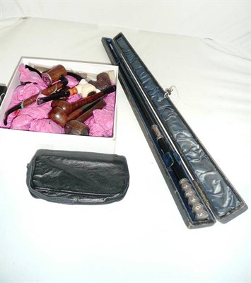 Lot 558 - A quantity of briar pipes, clay pipes, and others and a conductors baton (cased)