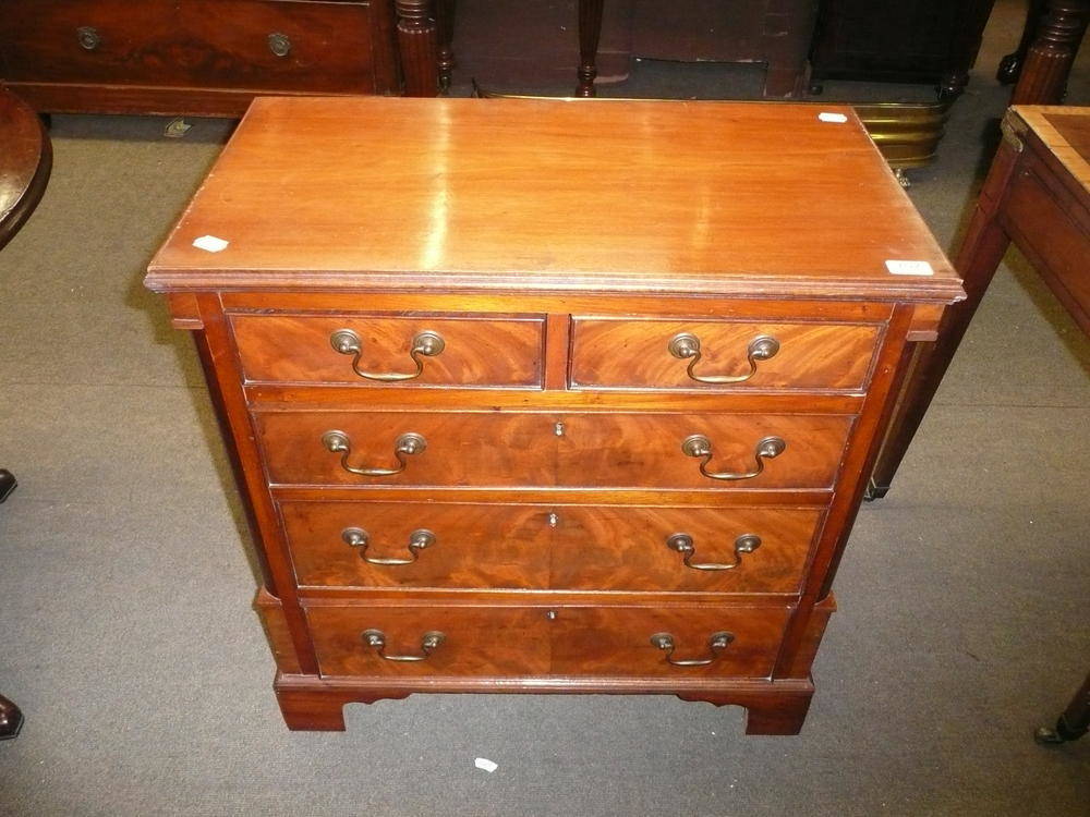 Lot 752 - Reproduction chest of drawers